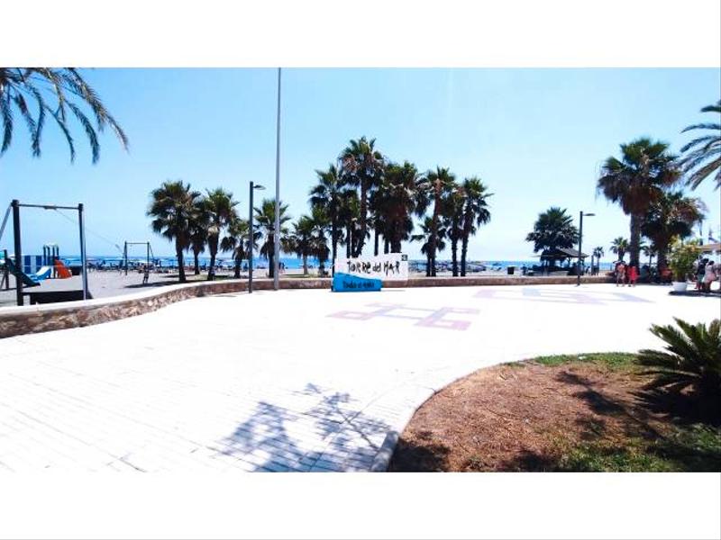 Foto db5267db-24fb-4782-8f6f-b9d75d5cbcd2. Affitto locale commerciale in Centro Torre del Mar