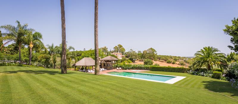 Foto 563d9054-cc89-45d5-ac25-ca55380d3792. Location chalet avec cheminée chauffage parking piscine dans Sotogrande