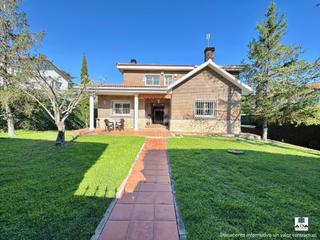 Xalet  Calle valdemosa. Chalet independiente con piscina, jardín y zona de juegos en exc