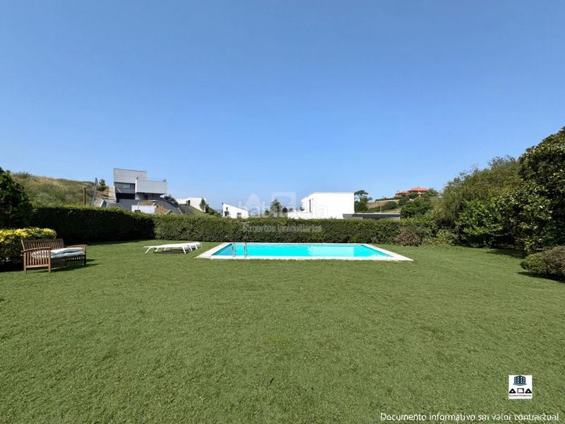 Foto 3ab4846f-dffe-47d0-b615-f6e261df1592. Xalet amb calefacció aparcament piscina a Somió Gijón
