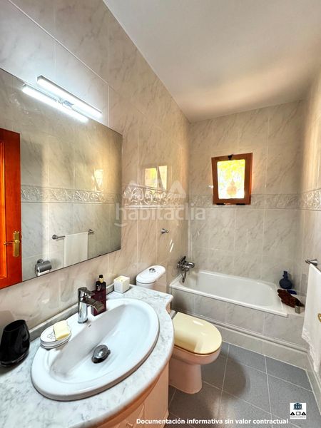 Foto 8954ebd5-1dd1-4e71-8653-75c28f7a2455. Xalet amb calefacció aparcament piscina a Villafranqueza Alicante