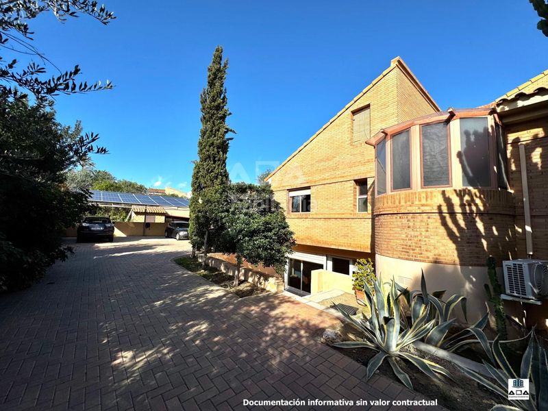 Foto af183ec2-087e-40c0-aa6e-c365a38cc3b9. Chalet con riscaldamento parcheggio piscina in Villafranqueza Alicante