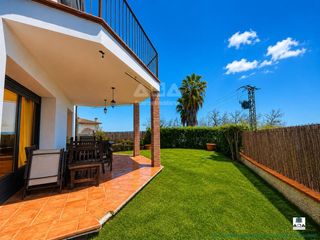 Chalet  Calle coto de arriba. Chalet eficiente con piscina, estudio insonorizado y vistas a gr