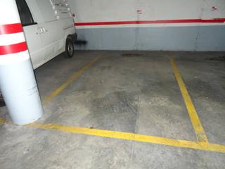 Aparcament cotxe  Anselm clavé. Parking en venta en centre