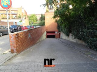 Rent Car parking  Pasaje celler. Parking en alquiler en pinetons