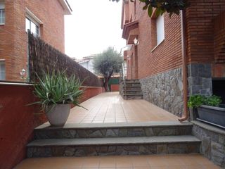 Lloguer Casa adossada  Avenida america. Casa adosada en alquiler zona serraparera