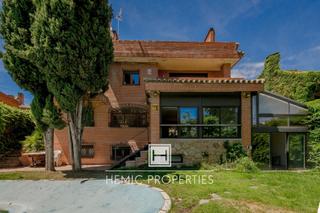 Xalet a Somosaguas. Vivienda unifamiliar con piscina privada y parcela de 501 m2 en