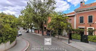 Casa aparellada a El Viso. Chalet en esquina completamente reformado en el viso