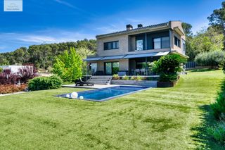 Casa in Roca del Vallès (La). Xalet independent amb gran jardí i piscina en zona residencial e