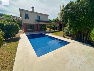 Casa a Roca del Vallès (La). Exclusiva casa unifamiliar a 4 vents amb piscina i jardí a santa