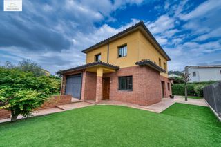 Casa a Roca del Vallès (La). Casa unifamiliar de 4 vents amb jardí al centre de la roca del v