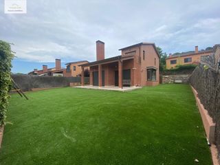 Haus in Roca del Vallès (La). Casa unifamiliar a quatre vents amb jardí a santa agnès de malan