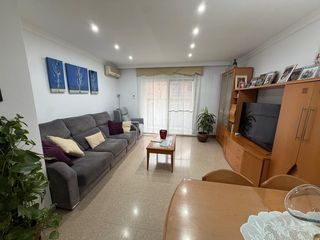 Miete Etagenwohnung in La Serreta. Piso amueblado con plaza de parking y gran balcón en rubí
