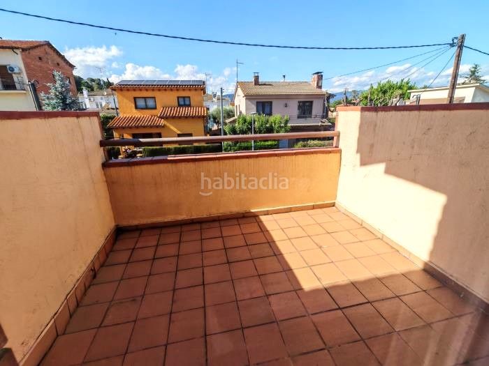 Foto 08666e73-eea3-4443-9dd1-4768f387c82e. Casa adossada amb xemeneia calefacció aparcament a Lliçà d´Amunt