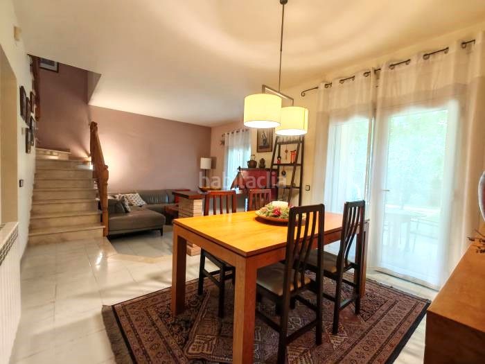 Foto b73e0b10-b28a-4867-83c6-f94174727ff9. Casa adossada amb xemeneia calefacció aparcament a Lliçà d´Amunt