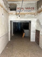 Lloguer Local Comercial  Carrer major. Local diàfan de 160 m2 al centre del prat, edifici al costat de