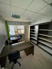 Lloguer Local Comercial a Carrer de tarragona 62-64. Local de 80 m2, porta autormàtica, bany, despatx i magatzem.