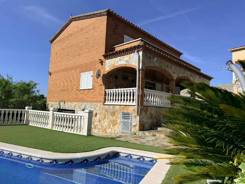 Foto 10a5eb4d-a61b-44b5-ae12-10a8760bbbeb. Xalet amb calefacció aparcament piscina a Olèrdola