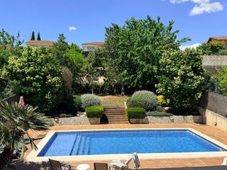 Chalet à Olèrdola. Exclusiva casa unifamiliar con gran piscina y jardin privado