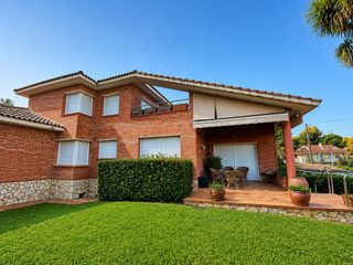 Chalet in Olèrdola. Exclusiva finca de 2.415 m con vivienda de 585 m en olèrdola