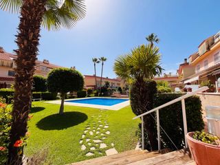 Casa a schiera in Les Salines-Pla de Sant Pere. Preciosa casa adosada esquinera a 2 minutos de la playa en la mo