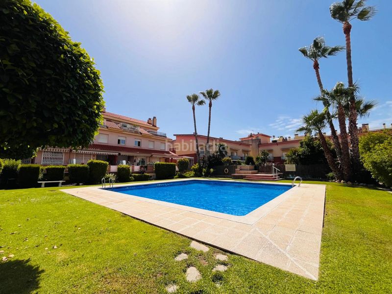 Foto b904cf4d-8d09-48aa-98b7-925b64aa8c0f. Casa adossada amb calefacció aparcament piscina a Cubelles