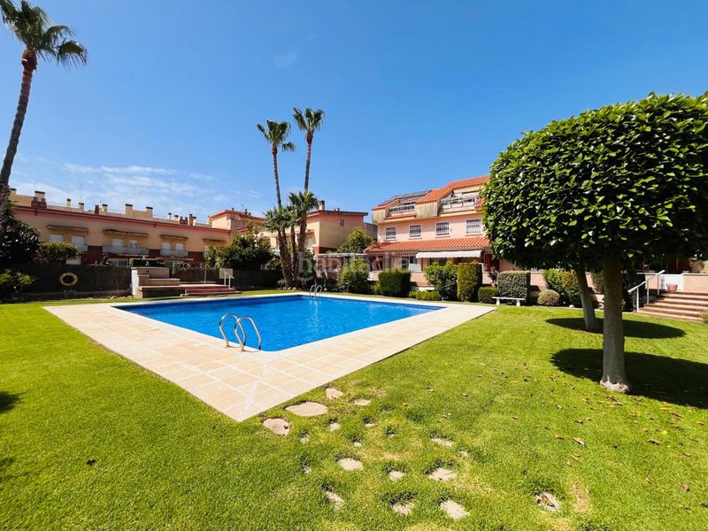 Foto bfcae609-f5b8-4fa1-a126-51c30469440f. Casa adossada amb calefacció aparcament piscina a Cubelles