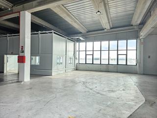 Alquiler Nave industrial en Ensanche. Alquiler de nave amplia y espaciosa