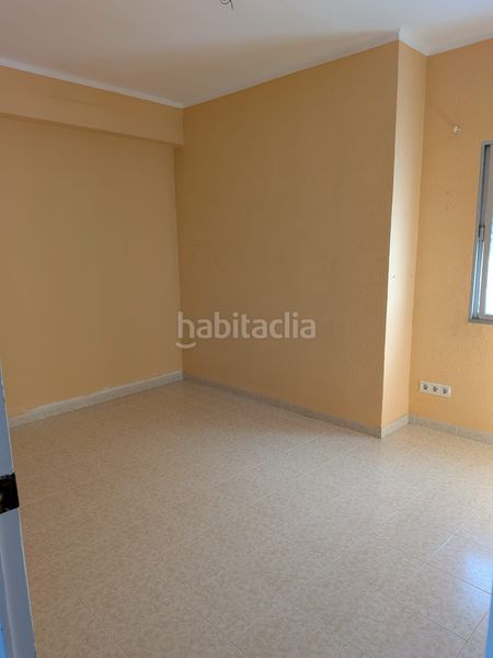 Foto 4253fc51-b2f1-4ff7-9960-ce328ef7af24. Piso precio negociable se vende magnífico piso de 3 dormitorios y 1 baño, una vivienda cómoda y funcional. en Dos Hermanas