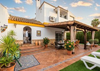 Chalet in Cerros de Montequinto. Precio negociable   se vende magnífico chalet de amplias dimensi