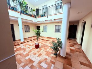 Rent Flat in Centro - Doña Mercedes. Se alquila magnífico piso bajo de 1 dormitorio con garaje y tras