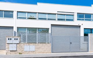Rent Industrial building in Salteras. Precio negociable se alquila magnifica nave industrial, comercia