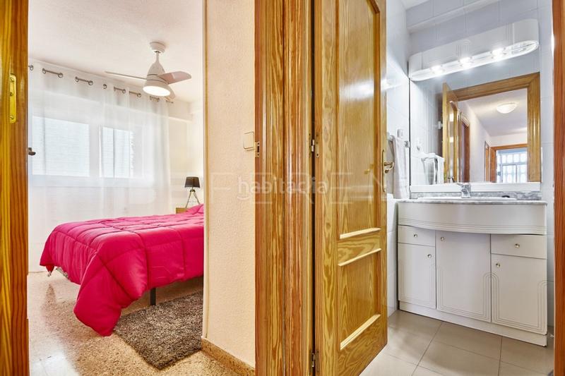 Foto 191e7355-842f-4305-9a78-46cc4511e651. Alquiler apartamento alquiler temporal en 2 linea de playa en Alicante