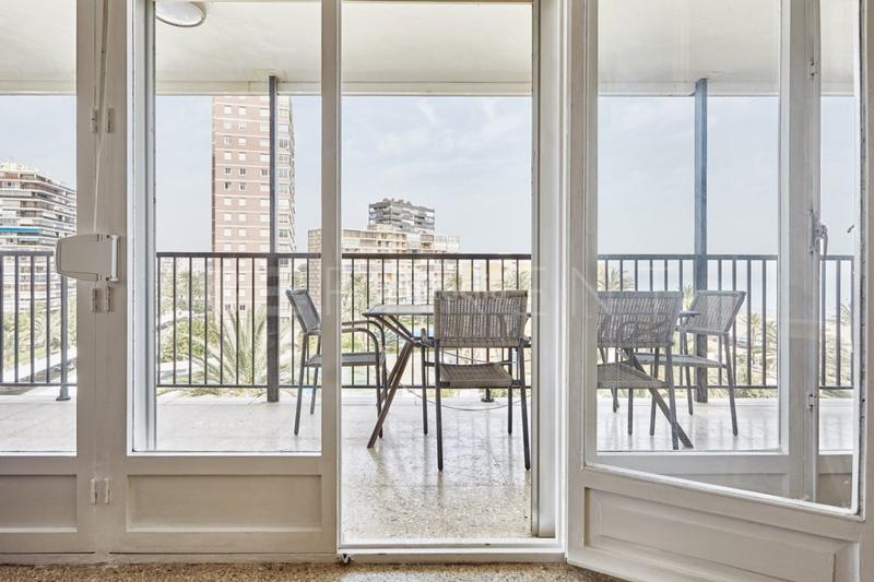 Foto 6e90c498-cc3b-4387-b10c-957286e6617f. Alquiler apartamento alquiler temporal en 2 linea de playa en Alicante
