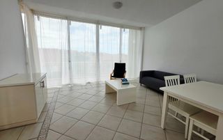 Alquiler Casa en Avenida el guincho 4. Bungal�, 2 hab., 1.080�/mes, gastos hasta 100� y 1 plaza de gara