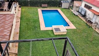 Casa adossada a Bescanó. Preciosa casa de 3 habitaciones más altillo, 2 lavabos con ducha