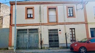 Casa adossada a Cassà de la Selva. Casa compuesta por 2 locales,6 habitaciones y un garaje de 52m2,