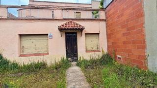 Casa aparellada a Cassà de la Selva. Casa para reformar situada en el centro del pueblo.