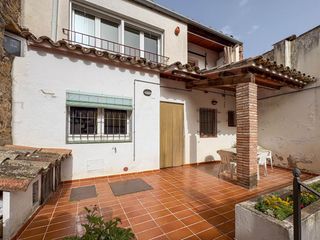 Casa adossada  Carrer major. Una vivienda con muchas posibilidades, ideal tanto como residenc