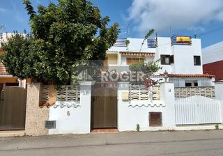 Casa adossada en Carrer manuel de falla 11. Casita linda para empezar la familia