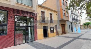 Casa en Paseo prez bayer 81. Casa noble y amplia . ademas fuerte