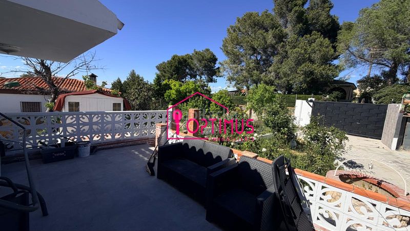 Foto dab5d7d8-b8a6-42dd-a069-9d802d98fdc1. Chalet ? impresionante chalet con gran parcela, piscina y muchísimo potencial / montserrat ? en Turís