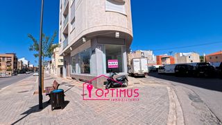 Miete Geschäftsraum in Avinguda de les corts valencianes 45. Estupendo local esquinero en turís