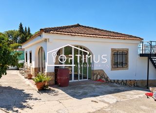 Chalet in Carrer de safareig 7. Chalet con piscina, jardín y vistas en safareig – 904 m² de parc