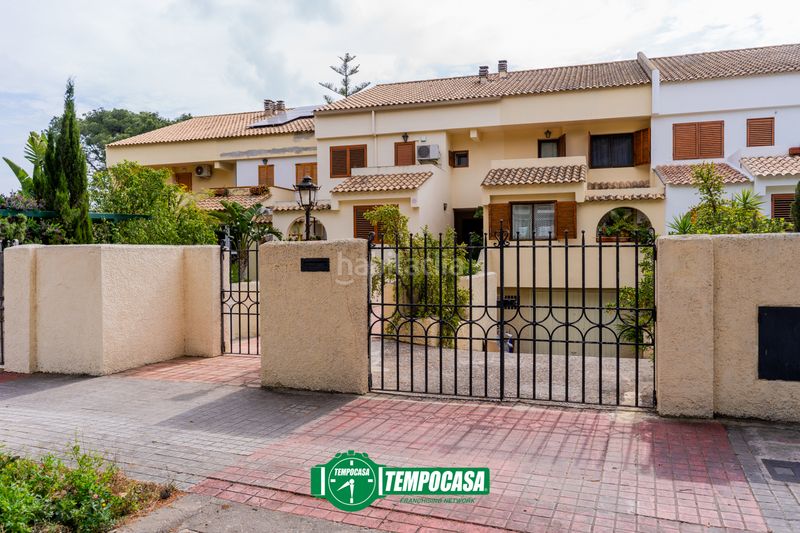 Foto d10e6db2-9d48-4de8-953c-404476c9df0c. Casa adossada amb aparcament a Godella