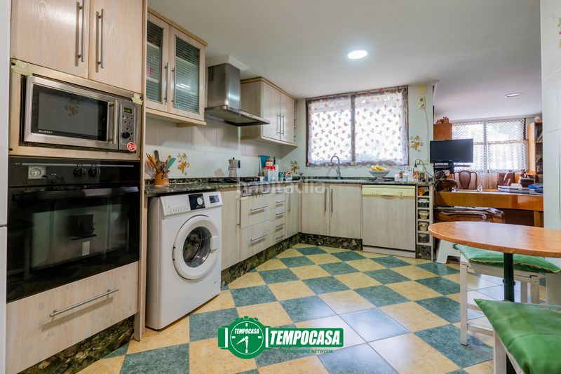 Foto ff2d382e-27b1-45d0-b766-6e9b46f425e1. Casa adossada amb aparcament a Godella