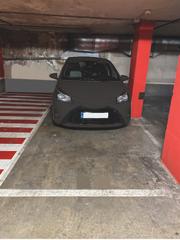 Parking voiture à La Vila Olímpica del Poblenou. Plaza garaje