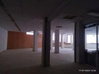 Lloguer Local Comercial a Centro. Se alquila amplio local en ronda del carmen
