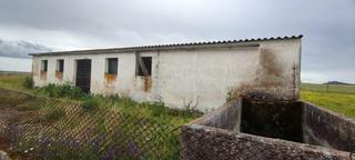 Casa a Sierra de Fuentes. Gran terreno con construcción