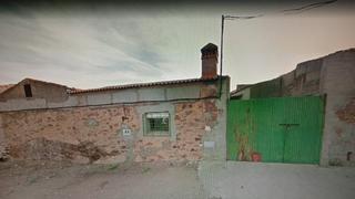 Terreny residencial a Monroy. Oportunidad de  parcelade 400m2 con edificaciones y garajes en m